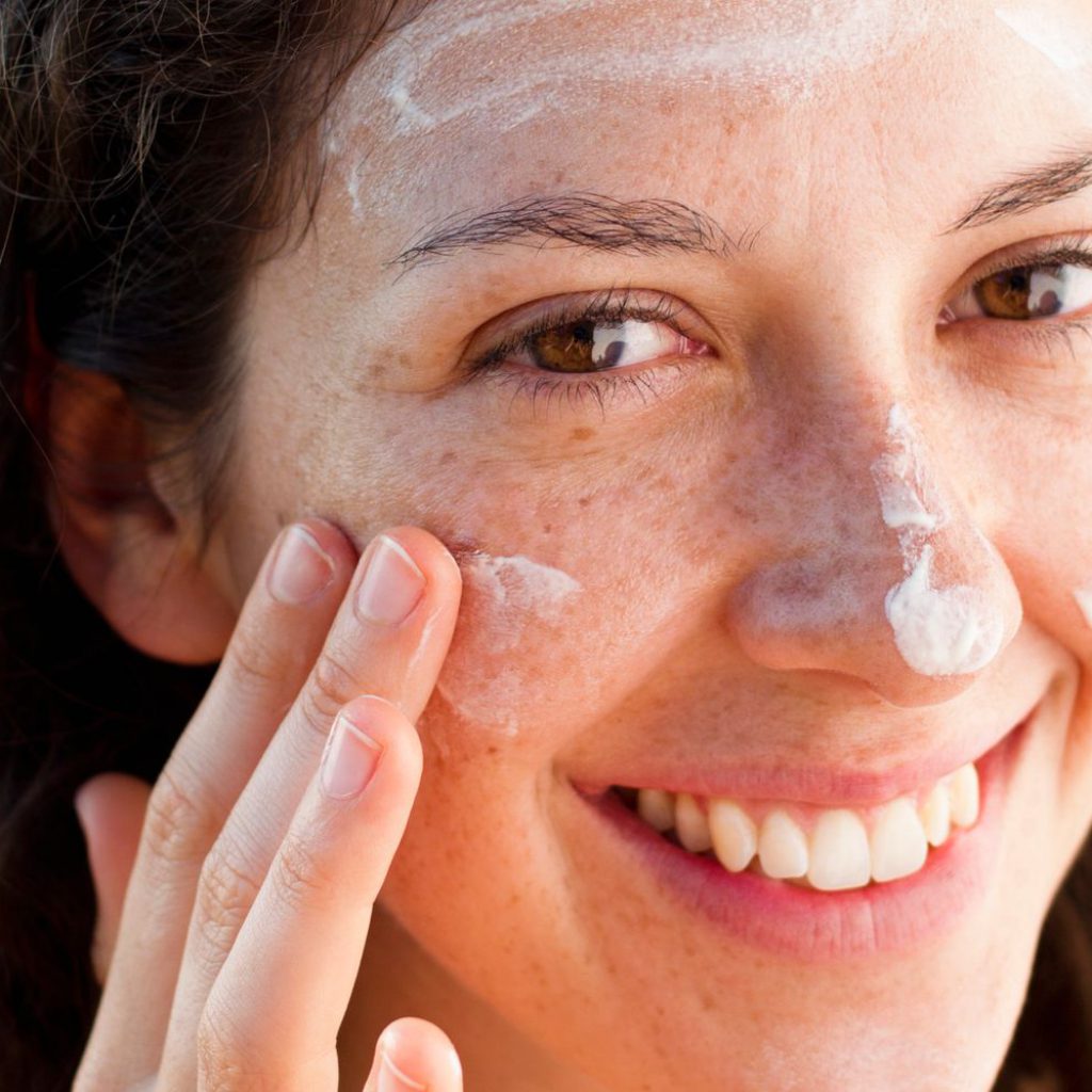 How to shield your face skin from the sunlight? How to apply sun cream?